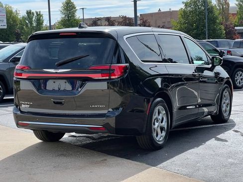 Used 2024 Chrysler Pacifica Limited FWD image 51