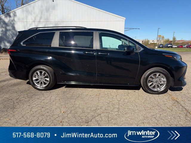 Used 2025 Toyota Sienna XLE FWD image 8