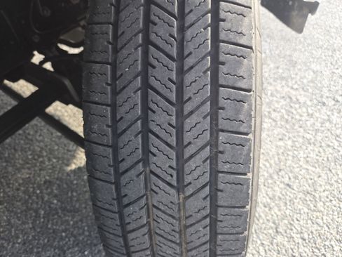 Used 2023 Isuzu NPR image 9