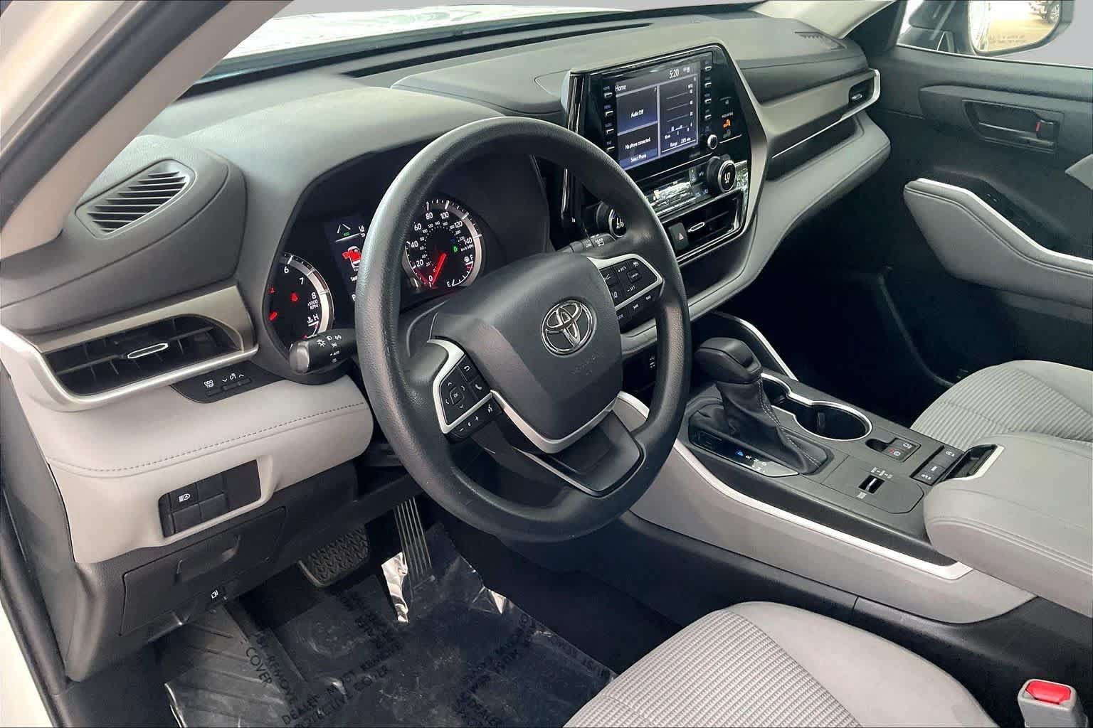 Used 2022 Toyota Highlander L FWD image 18