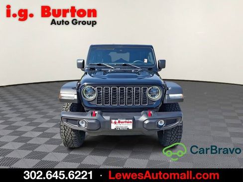 Used 2025 Jeep Wrangler Unlimited Rubicon AWD/4WD image 2
