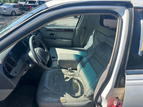Used 1999 Lincoln Town Car Executive image 10