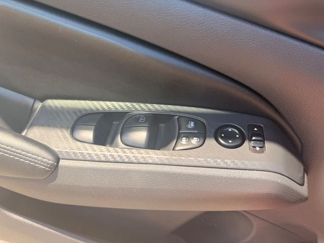 Used 2025 Nissan Altima 2.5 SV FWD image 8