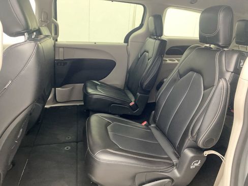 Used 2024 Chrysler Pacifica Touring-L FWD image 23