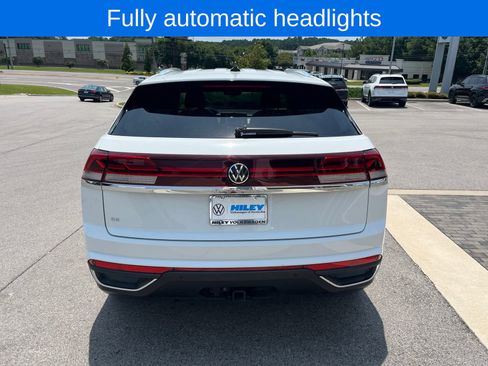 Certified 2024 Volkswagen Atlas Cross Sport SE FWD image 7