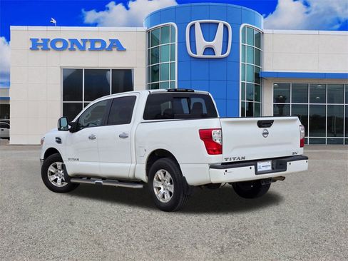 Used 2017 Nissan Titan SV image 5