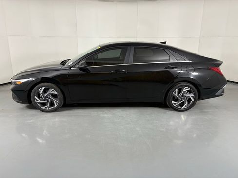 Used 2025 Hyundai Elantra Limited FWD image 5
