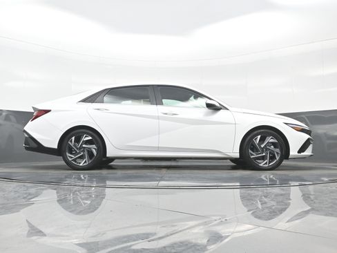 Certified 2025 Hyundai Elantra Limited image 32