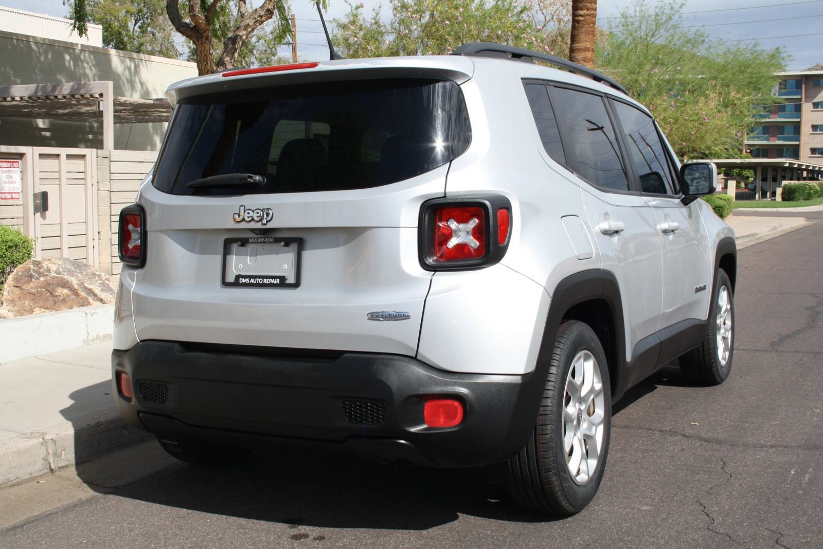 Used 2015 Jeep Renegade Latitude FWD image 4