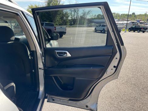 Used 2019 Nissan Pathfinder S AWD/4WD image 30
