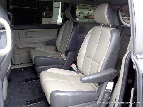 Used 2017 Kia Sedona LX w/ LX Essentials Premium Package image 15