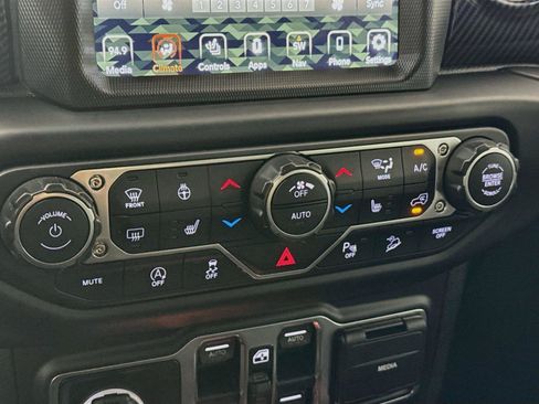 Used 2019 Jeep Wrangler Unlimited Sahara AWD/4WD image 25