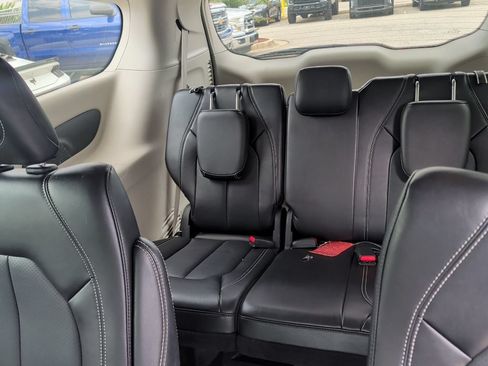 Used 2024 Chrysler Pacifica Touring-L FWD image 9