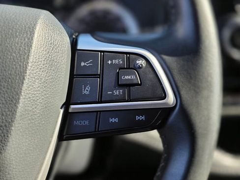 Used 2024 Toyota Highlander LE image 29