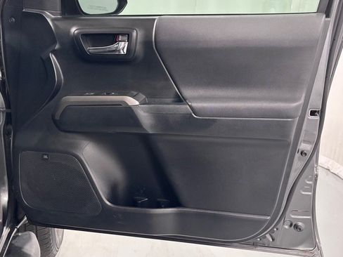 Used 2016 Toyota Tacoma TRD Sport AWD/4WD image 19