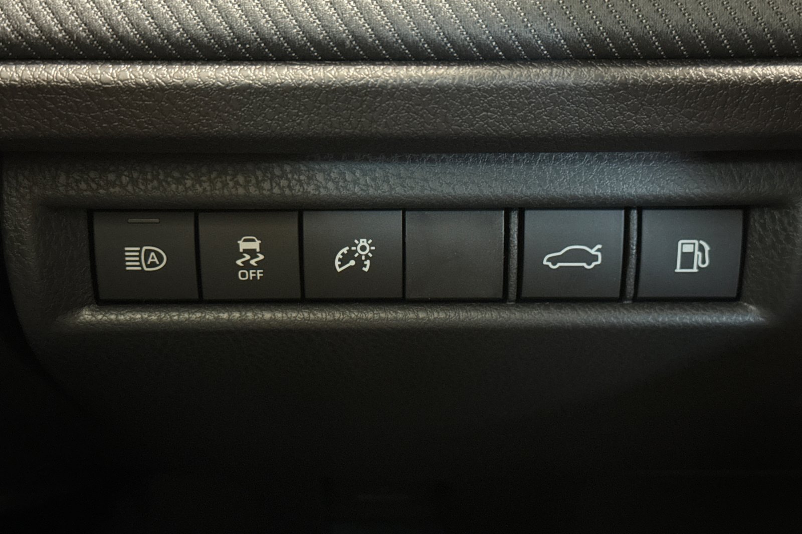 Used 2026 Toyota Camry Hybrid w/ Convenience Package FWD image 29