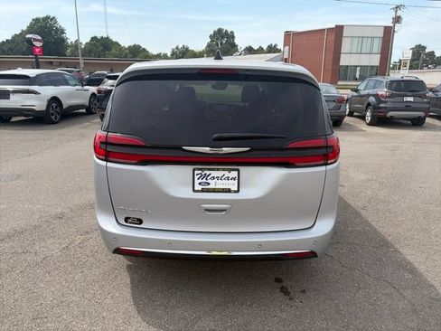 Used 2023 Chrysler Pacifica Touring-L FWD image 5