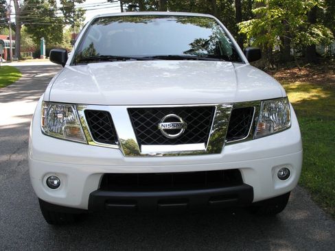 Used 2019 Nissan Frontier SV RWD image 2
