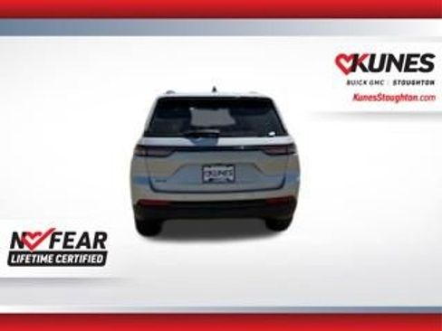 Used 2024 Jeep Grand Cherokee Altitude AWD/4WD image 9