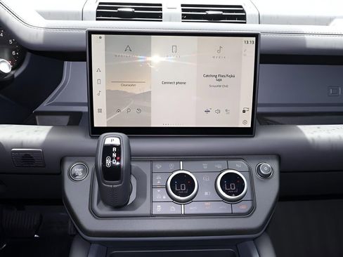 Used 2025 Land Rover Defender 130 S image 24