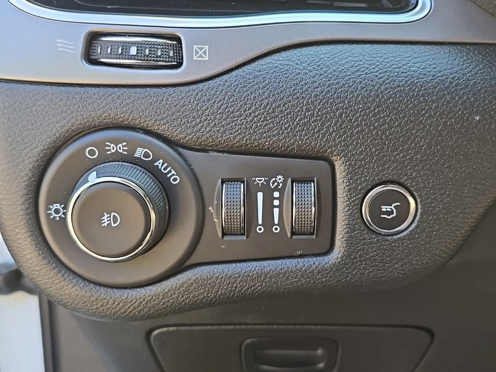 Used 2022 Jeep Cherokee Limited AWD/4WD image 29