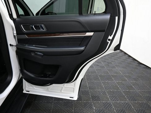 Used 2018 Ford Explorer Platinum image 22