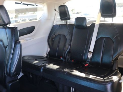 Used 2022 Chrysler Pacifica Touring-L image 12