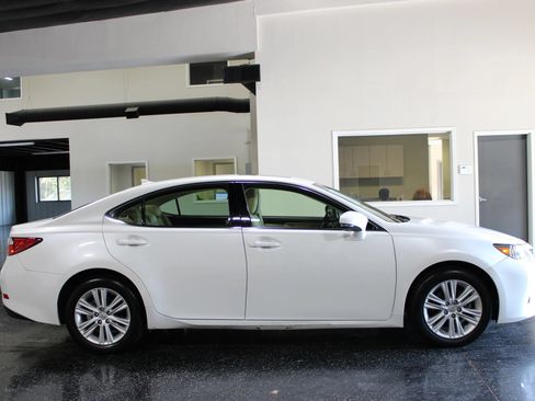 Used 2013 Lexus ES 350 w/ Premium Pkg FWD image 2