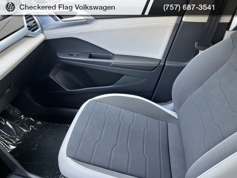 New 2025 Volkswagen Taos SE image 42