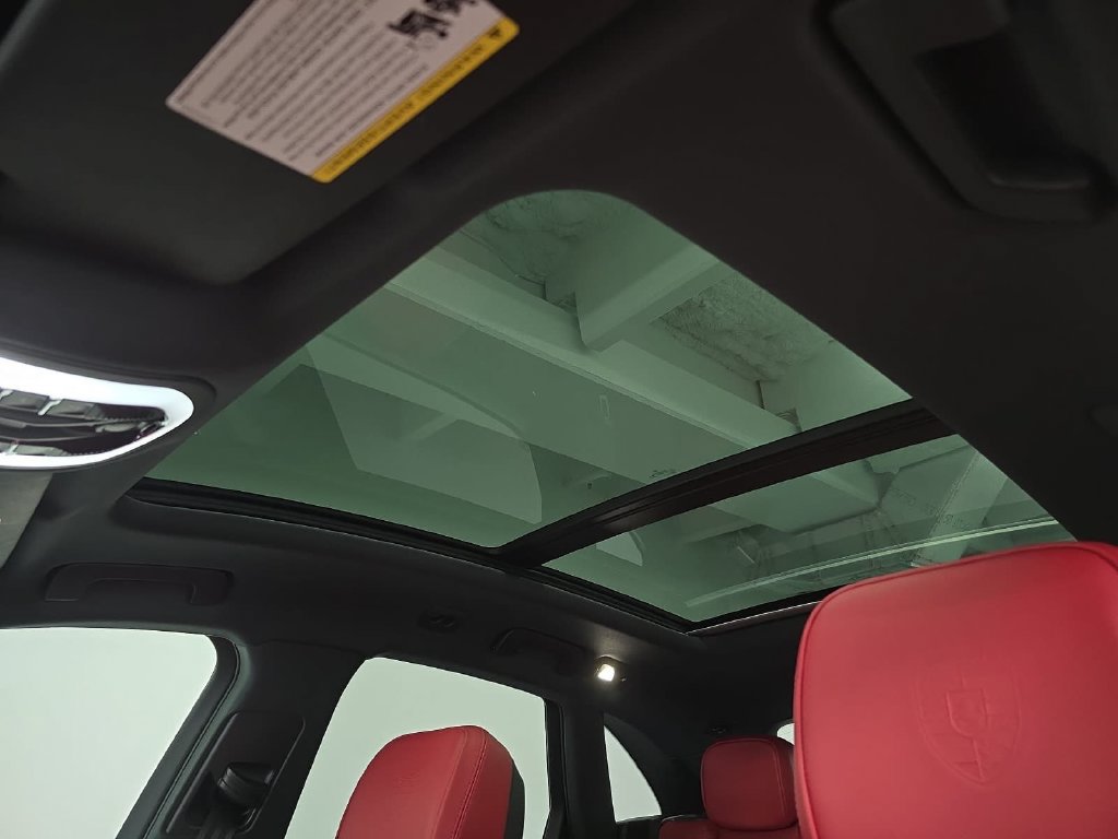Certified 2025 Porsche Macan S AWD/4WD image 26