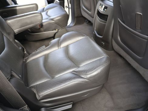 Used 2019 Cadillac Escalade Base w/ LPO, Radiant Package image 28