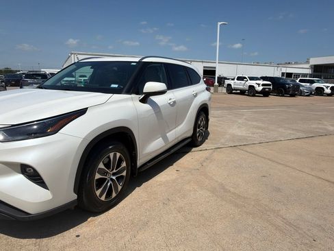 Used 2021 Toyota Highlander XLE FWD image 1