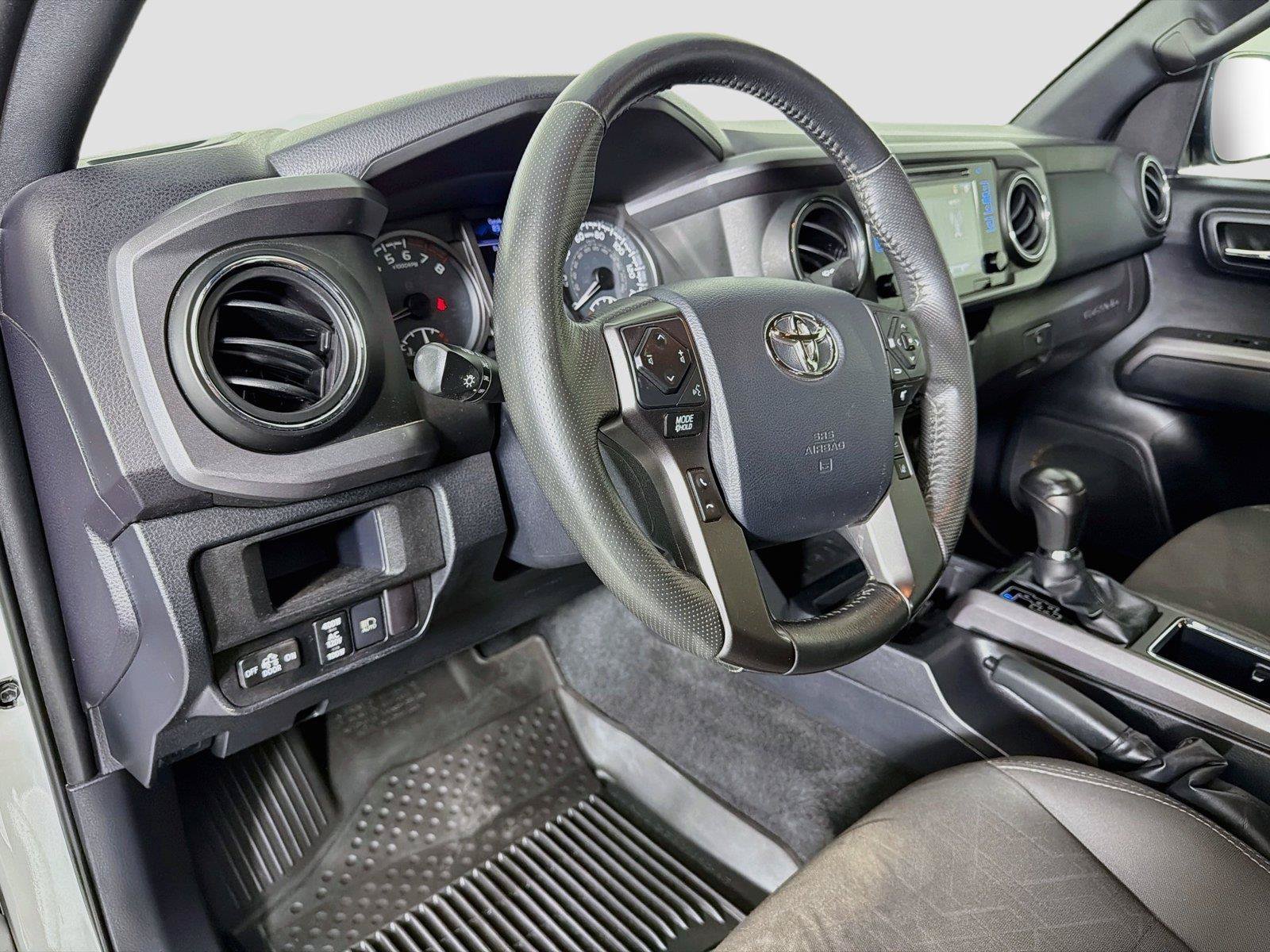 Used 2018 Toyota Tacoma TRD Sport w/ Technology Package RWD image 9