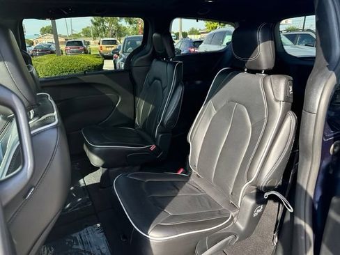 Used 2025 Chrysler Pacifica Limited FWD image 34