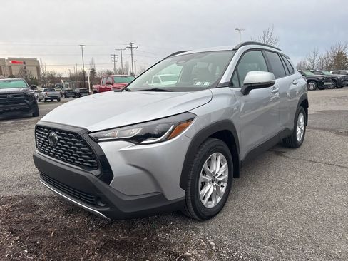 Used 2023 Toyota Corolla Cross LE image 2