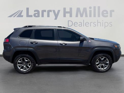 Used 2019 Jeep Cherokee Trailhawk AWD/4WD image 6