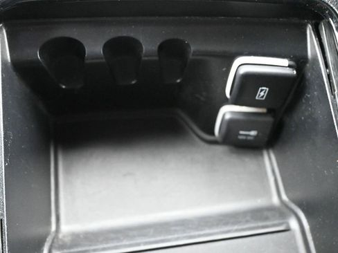 Used 2025 Chrysler Pacifica Limited FWD image 16