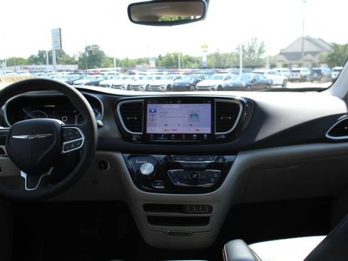 Used 2024 Chrysler Pacifica Touring-L FWD image 14