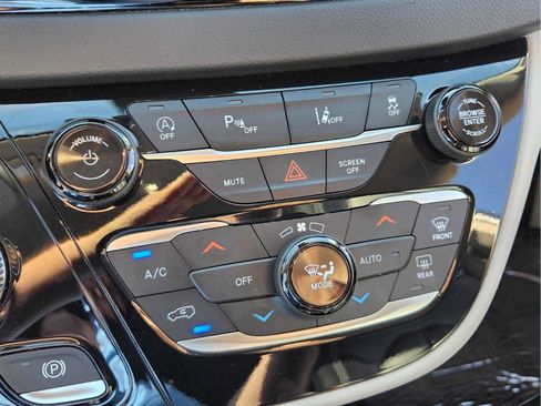 Used 2023 Chrysler Pacifica Touring-L FWD image 21