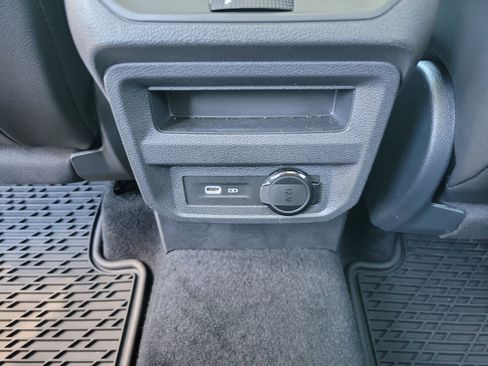 Used 2024 Volkswagen Tiguan SE image 9