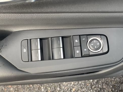 Used 2025 Toyota Prius Plug-In Hybrid image 13