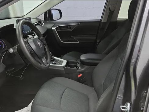 Used 2021 Toyota RAV4 LE AWD/4WD image 8