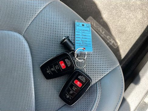 Used 2019 Toyota Avalon Touring w/ Advanced Safety Package image 31