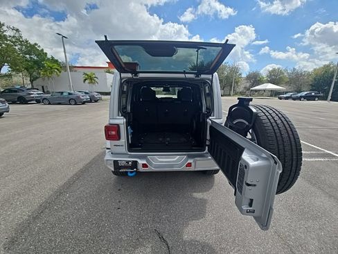 Used 2022 Jeep Wrangler Unlimited Sahara AWD/4WD image 33