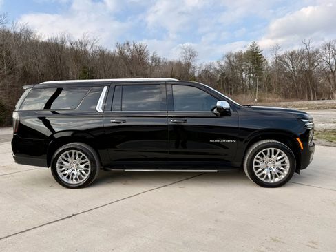 Used 2025 Chevrolet Suburban Premier image 7