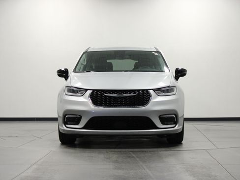Used 2024 Chrysler Pacifica Touring-L FWD image 9