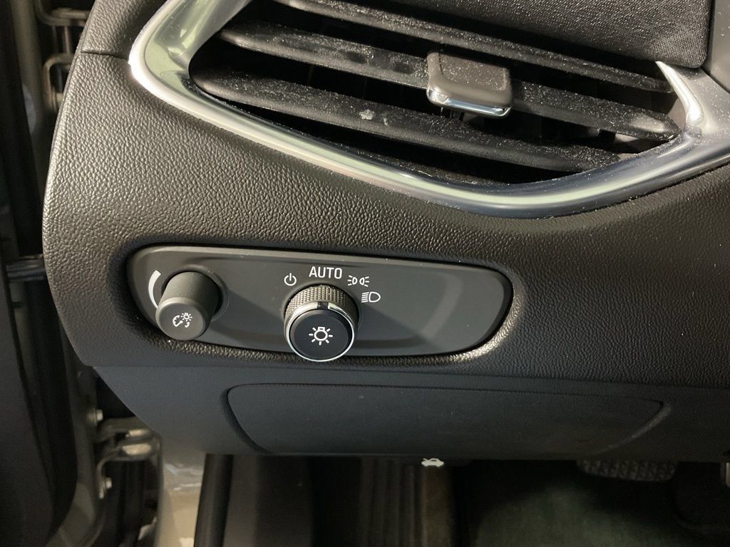 Used 2017 Chevrolet Malibu LT FWD image 27