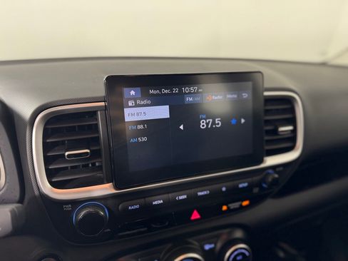 Used 2024 Hyundai Venue SEL image 15