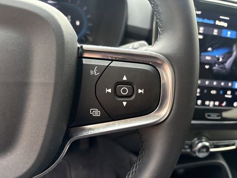 Used 2025 Volvo XC40 B5 Plus image 20