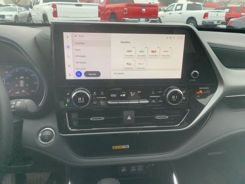 Used 2025 Toyota Highlander Platinum image 20